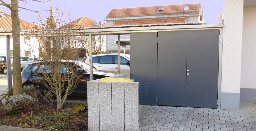 Carport in Mannheim mit Dachbegrünung und Abstellraum